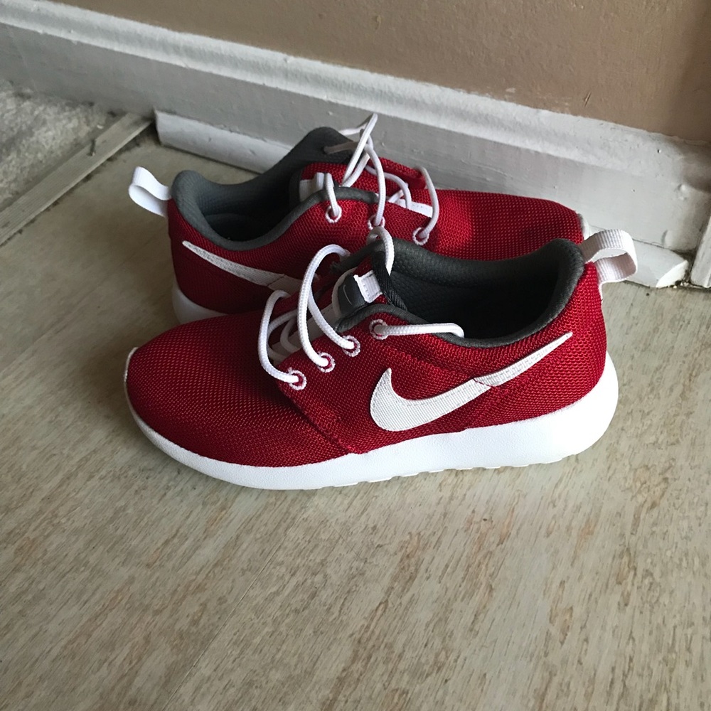 Kids Nike Roshe Run size 2Y